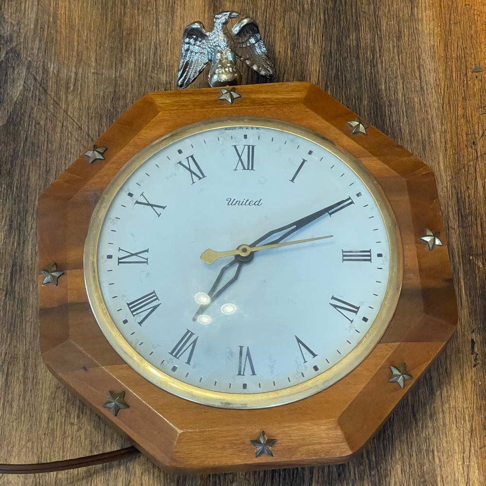 Vintage United Clock Corp Electric Wooden Frame Clock with Eagle & Stars